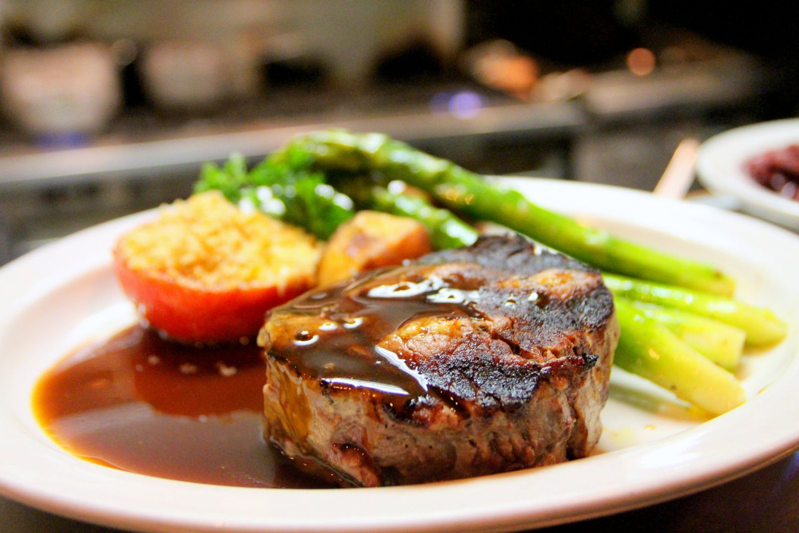 Seared sirloin with dark jus, asparagus and roast tomato