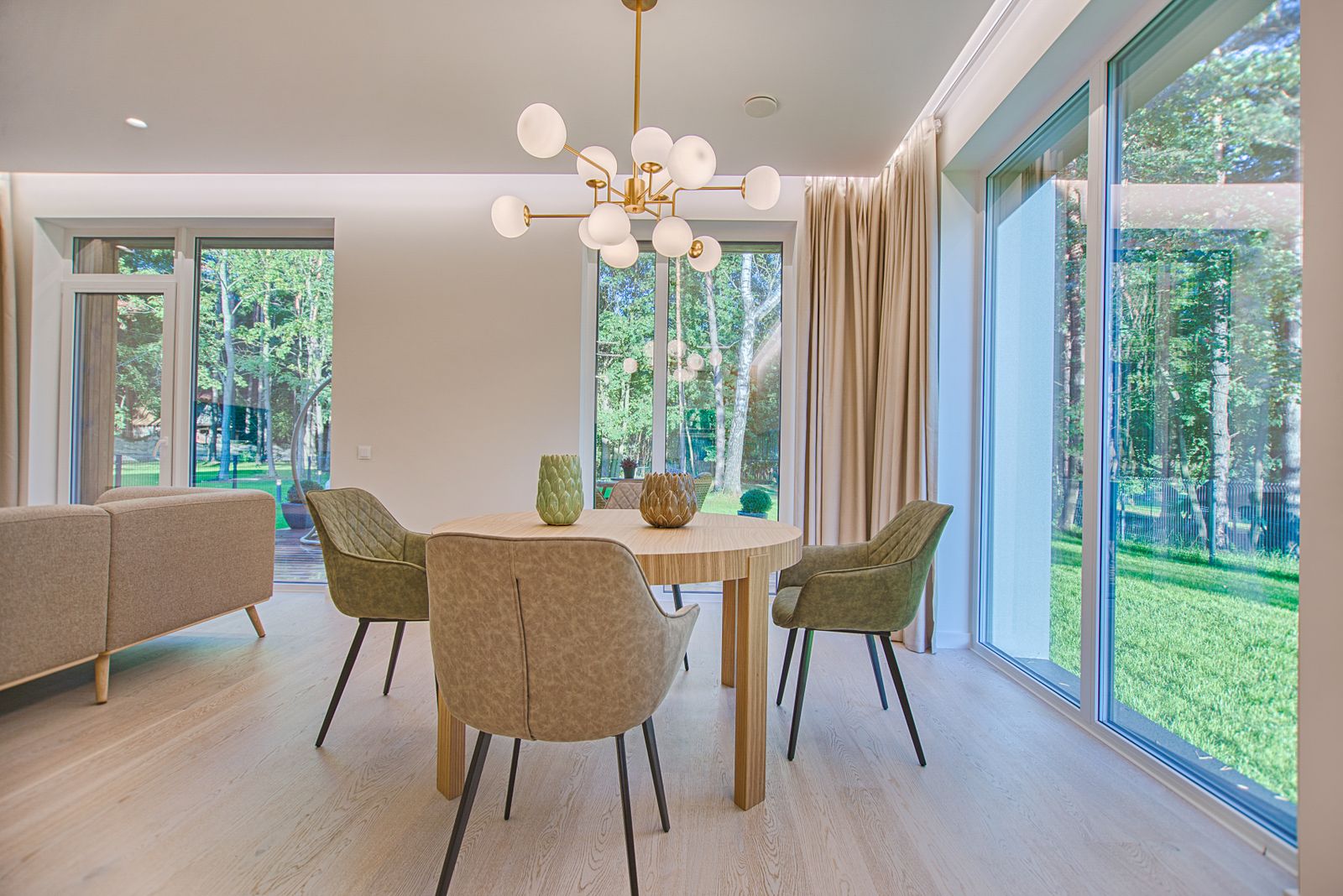 Dining setting